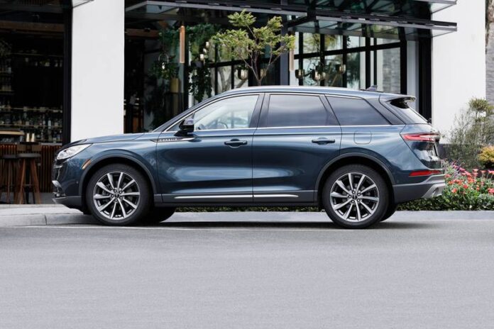 2021_lincoln_corsair_4dr-suv_reserve_s_oem_2_815.jpg
