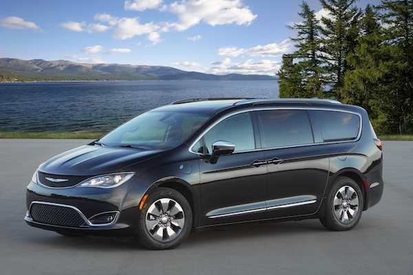 2020-Chrysler-Pacifica-Hybrid-03-copyAUTOM.jpeg