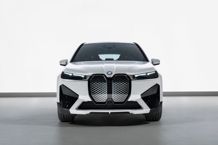P90447362_BMW_iX_Flow_Featuring_E_Ink.jpg