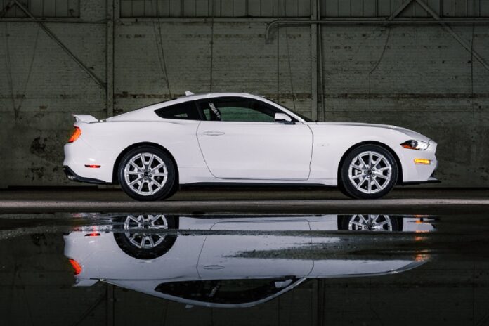 2022MustangCoupeIceWhiteAppearancePackage_01.jpg