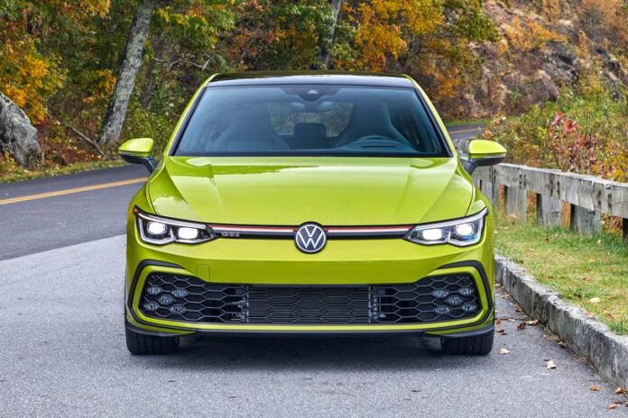 2022_volkswagen_golf-gti_4dr-hatchback_autobahn_f_oem_1_815x543.jpg