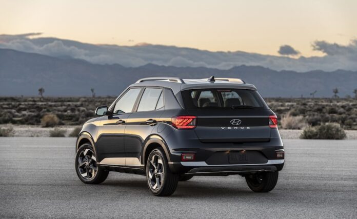2021-Hyundai-Venue-03-atras.jpg