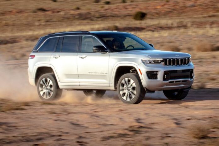 2022_jeep_grand-cherokee_4dr-suv_overland_fq_oem_5_815x543.jpg