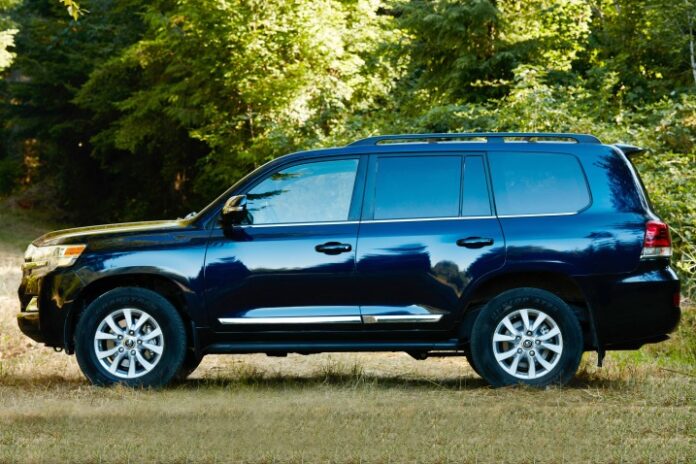 2016_toyota_land-cruiser_3.jpg