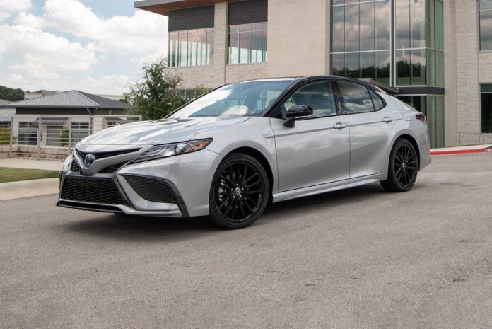 2021_toyota_camry-hybrid_sedan_xse_fq_oem_1_1280x855.jpg