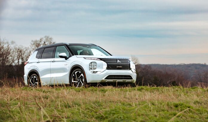 Mitsubishi_OutlanderPHEV_Selects-24-1200x707-1.jpg