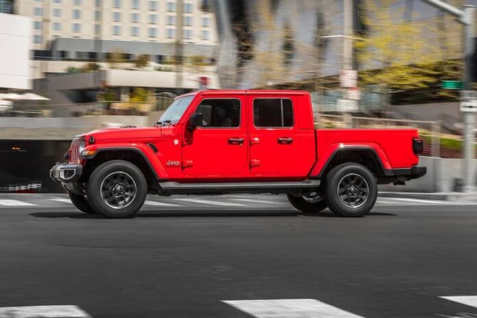 2021_jeep_gladiator_crew-cab-pickup_overland_s_oem_5_815.jpg