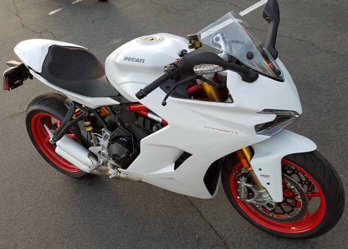 GL-motos-supersport-s-2017-a-185429-1-1.jpg