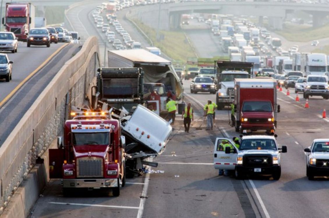 ¿Cuáles son los cuatro comportamientos que causan las muertes por accidentes de tráfico en California?