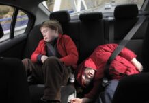 ¿Por qué los los padres sufren accidentes por culpa de los niños en el asiento trasero?